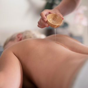 photo de massage aux huiles essentielles au salon Douce Heure des Mains à Nantes