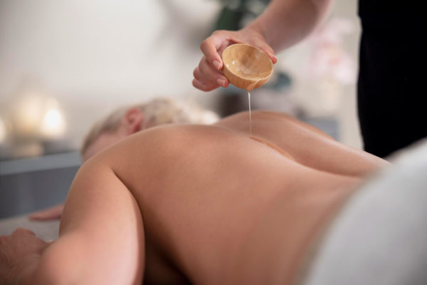 photo de massage aux huiles essentielles au salon Douce Heure des Mains à Nantes