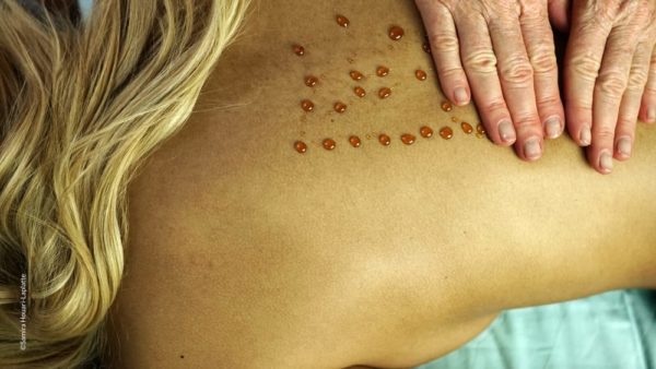 photo de massage au miel au salon Douce Heure des Mains à Nantes