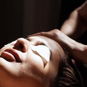 photo de massage du visage au salon Douce Heure des Mains à Nantes